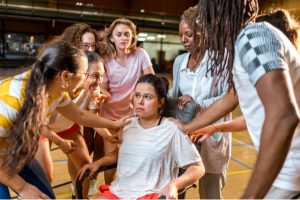 Vrouw in sportzaal die geschrokken is door alle aandacht
